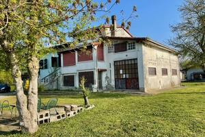 Bifamiliare da ristrutturare con m² 1500 di giardi