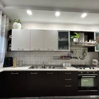 Cucina moderna in legno rovere testa di moro.