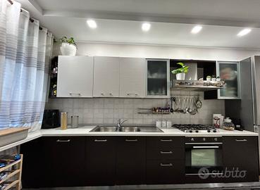 Cucina moderna in legno rovere testa di moro.