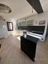 Cucina moderna completa con penisola