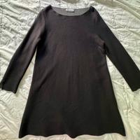 Vestito o maglione nero di lana