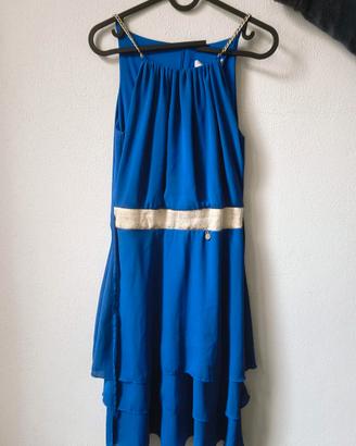 Abito elegante blu con dettagli in oro