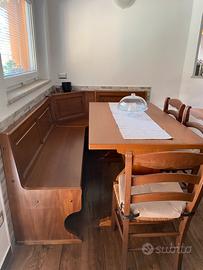 Cassapanca in legno con tavolo e sedie