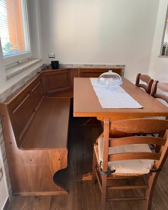 Cassapanca in legno con tavolo e sedie