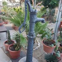 Pompa da pozzo manuale antica