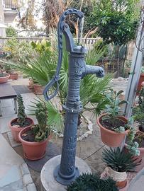 Pompa da pozzo manuale antica