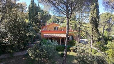 Villa di 180 m² con più di 5 locali e box auto a R