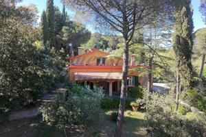 Villa di 180 m² con più di 5 locali e box auto a R