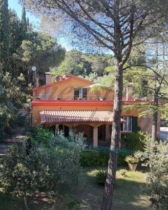 Villa di 180 m² con più di 5 locali e box auto a R