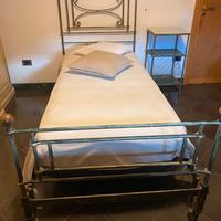 Letto, comodino, sedia in ferro battuto
