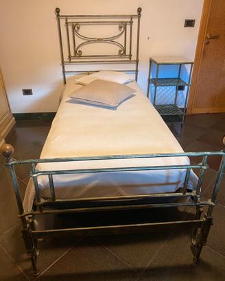 Letto, comodino, sedia in ferro battuto