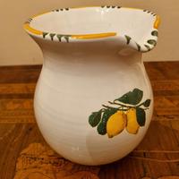 Brocca in ceramica decorata con limoni