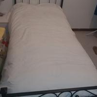 Letto singolo, rete, materasso e cassettiera.