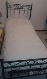 Letto singolo, rete, materasso e cassettiera.