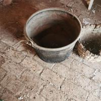 Secchio in metallo vintage Caldaia antica in rame