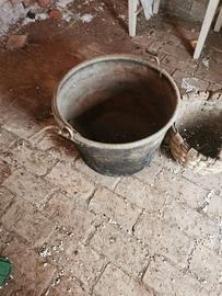 Secchio in metallo vintage Caldaia antica in rame