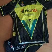 Completo ciclismo professionale.