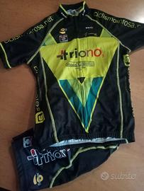 Completo ciclismo professionale.