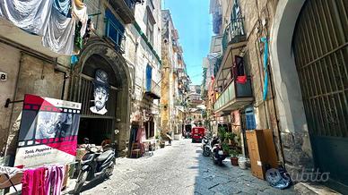2 LOCALI A NAPOLI