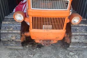 Trattore cingolato 605 montagna con vari attrezzi