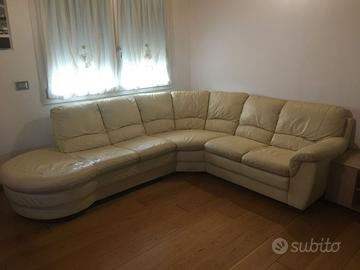 divano angolare con penisola in pelle color beige