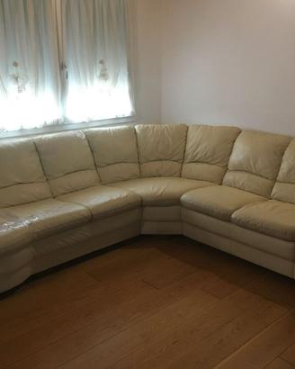 divano angolare con penisola in pelle color beige