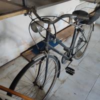 vecchia bicicletta con cestino posteriore
