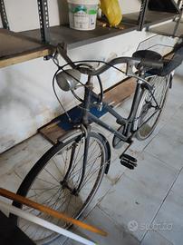 vecchia bicicletta con cestino posteriore