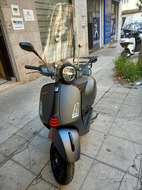 vespa 300 Super Sport 2023 grigio matt eccellenti 
