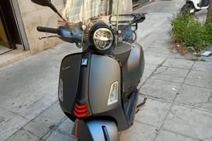 vespa 300 Super Sport 2023 grigio matt eccellenti 