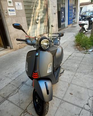 vespa 300 Super Sport 2023 grigio matt eccellenti 