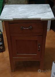 Comodino in legno massello con piano in marmo
