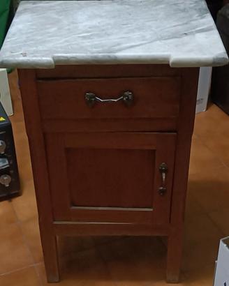 Comodino in legno massello con piano in marmo
