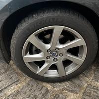 Cerchi originali Volvo con gomme da neve michelin