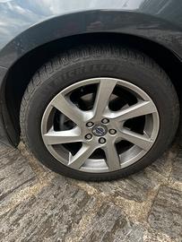 Cerchi originali Volvo con gomme da neve michelin