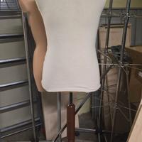 Manichino sartoriale rivestito in tessuto con base