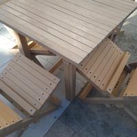 tavolo di legno e quatro sedie