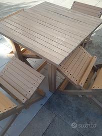 tavolo di legno e quatro sedie