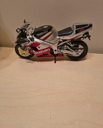 modellino Suzuki 