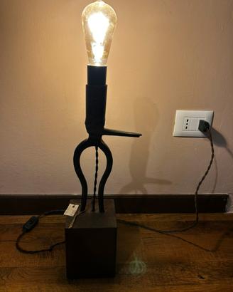 Lampada da tavolo stile industrial