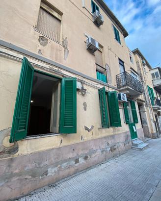 Trilocale oltre accessori in via Salandra