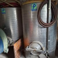 Botti in acciaio e Torchio per vino