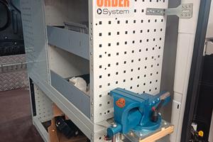 Scaffali interni officina mobile 