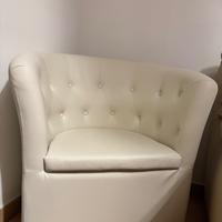 poltroncina con bottoni sullo schienale