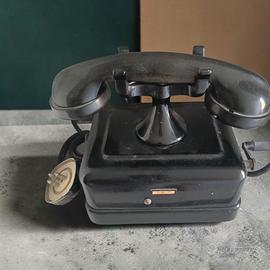 Antico telefono in bachelite 