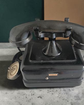 Antico telefono in bachelite 