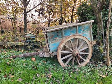 Antico carro agricolo in legno da restaurare