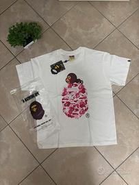maglia bianca bape con grafica rosa