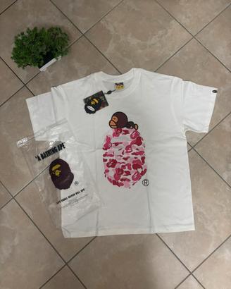 maglia bianca bape con grafica rosa