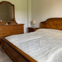 Letto matrimoniale con comodini